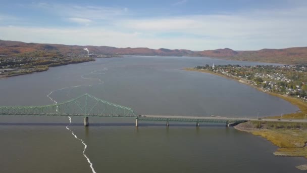 Luftaufnahme Der Brücke Über Den Fluss — Stockvideo