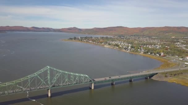 Vista Aérea Del Puente Que Cruza Río — Vídeos de Stock