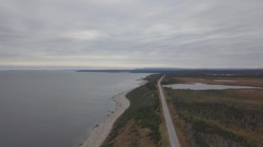 Bulutlu bir sabah sırasında Atlantik Okyanusu kıyısı yakınında doğal bir yolun havadan görünümü. Newfoundland, Kanada 'da Taken.