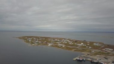 Bulutlu bir gün boyunca kayalık Bir Atlantik Okyanusu Kıyısında küçük bir kasabanın havadan görünümü. Twillingate, Newfoundland, Kanada'da çekildi.
