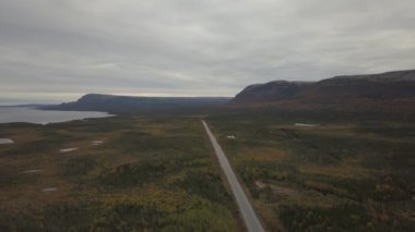 Bulutlu bir sabah sırasında Atlantik Okyanusu kıyısı yakınında doğal bir yolun havadan görünümü. Newfoundland, Kanada 'da Taken.