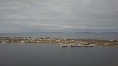 Bulutlu bir gün boyunca kayalık Bir Atlantik Okyanusu Kıyısında küçük bir kasabanın havadan görünümü. Twillingate, Newfoundland, Kanada'da çekildi.