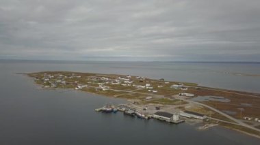 Bulutlu bir gün boyunca kayalık Bir Atlantik Okyanusu Kıyısında küçük bir kasabanın havadan görünümü. Twillingate, Newfoundland, Kanada'da çekildi.