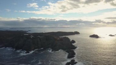 Bir bulutlu gün batımı sırasında kayalık bir Atlantik Okyanusu kıyılarının havadan görünümü. Twillingate, Newfoundland, Kanada'da alınan.