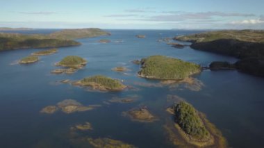 Havadan görünümü bir bulutlu gün boyunca kayalık bir Atlantik Okyanusu kıyısında küçük bir kasaba. Mızrakları kol, Newfoundland, Kanada'da alınan.