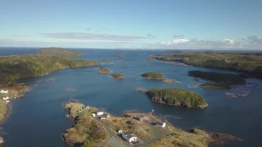Havadan görünümü bir bulutlu gün boyunca kayalık bir Atlantik Okyanusu kıyısında küçük bir kasaba. Mızrakları kol, Newfoundland, Kanada'da alınan.