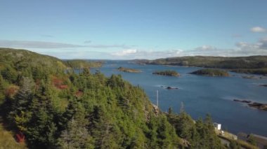 Havadan görünümü bir bulutlu gün boyunca kayalık bir Atlantik Okyanusu kıyısında küçük bir kasaba. Mızrakları kol, Newfoundland, Kanada'da alınan.