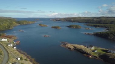Havadan görünümü bir bulutlu gün boyunca kayalık bir Atlantik Okyanusu kıyısında küçük bir kasaba. Mızrakları kol, Newfoundland, Kanada'da alınan.