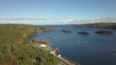 Havadan görünümü bir bulutlu gün boyunca kayalık bir Atlantik Okyanusu kıyısında küçük bir kasaba. Mızrakları kol, Newfoundland, Kanada'da alınan.