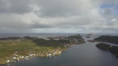 Havadan görünümü bir bulutlu gün boyunca kayalık bir Atlantik Okyanusu kıyısında küçük bir kasaba. Cennette, Twillingate, Newfoundland, Canada alınan.