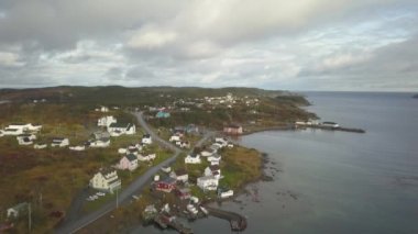 Havadan görünümü bir bulutlu gün boyunca kayalık bir Atlantik Okyanusu kıyısında küçük bir kasaba. Cennette, Twillingate, Newfoundland, Canada alınan.