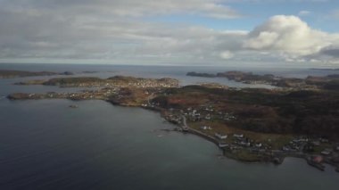 Havadan görünümü bir bulutlu gün boyunca kayalık bir Atlantik Okyanusu kıyısında küçük bir kasaba. Cennette, Twillingate, Newfoundland, Canada alınan.