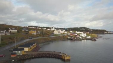Bulutlu bir gün boyunca kayalık Bir Atlantik Okyanusu Kıyısında küçük bir kasabanın havadan görünümü. Twillingate, Newfoundland, Kanada'da çekildi.