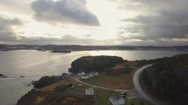Havadan görünümü bir bulutlu gün boyunca kayalık bir Atlantik Okyanusu kıyısında küçük bir kasaba. Cennette, Twillingate, Newfoundland, Canada alınan.