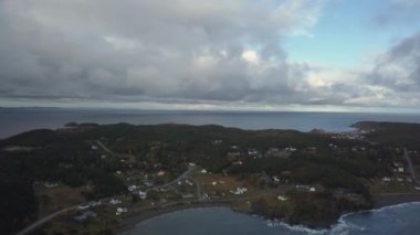 Havadan görünümü bir bulutlu gün boyunca kayalık bir Atlantik Okyanusu kıyısında küçük bir kasaba. Cennette, Twillingate, Newfoundland, Canada alınan.