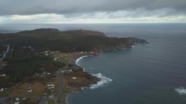 Havadan görünümü bir bulutlu gün boyunca kayalık bir Atlantik Okyanusu kıyısında küçük bir kasaba. Cennette, Twillingate, Newfoundland, Canada alınan.