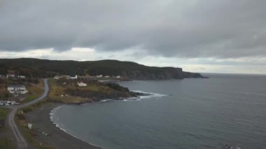 Havadan görünümü bir bulutlu gün boyunca kayalık bir Atlantik Okyanusu kıyısında küçük bir kasaba. Cennette, Twillingate, Newfoundland, Canada alınan.