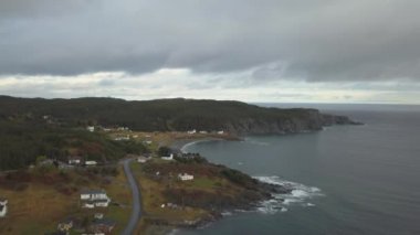 Havadan görünümü bir bulutlu gün boyunca kayalık bir Atlantik Okyanusu kıyısında küçük bir kasaba. Cennette, Twillingate, Newfoundland, Canada alınan.