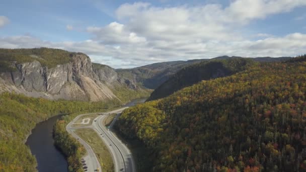 Vue Aérienne Une Route Panoramique Par Une Journée Ensoleillée Animée — Video