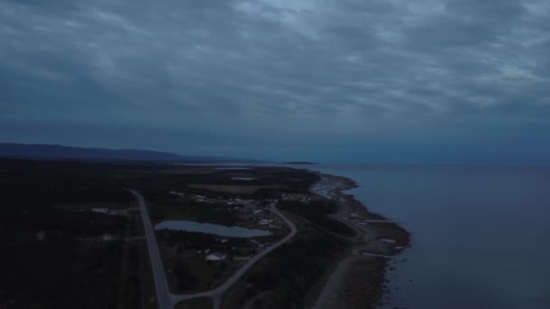 在戏剧性的多云日出期间 大西洋海岸附近的风景优美的道路的鸟瞰图 拍摄于加拿大纽芬兰 — 图库视频影像