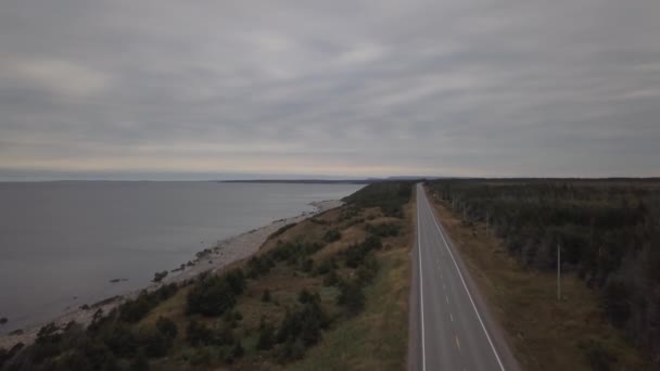 Vista Aérea Una Carretera Panorámica Cerca Costa Del Océano Atlántico — Vídeos de Stock