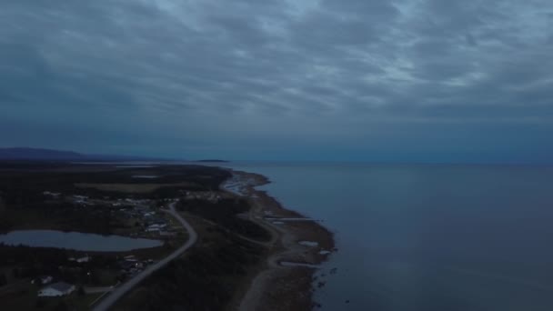 Luftaufnahme Einer Malerischen Straße Nahe Der Atlantikküste Während Eines Dramatischen — Stockvideo