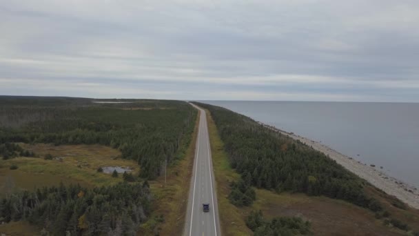 Vue aérienne d'une route panoramique près de la côte de l'océan Atlantique par une matinée nuageuse. Prise à Terre-Neuve, Canada .
