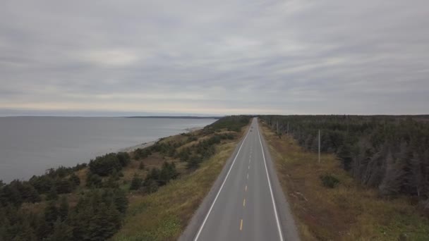 Vue aérienne d'une route panoramique près de la côte de l'océan Atlantique par une matinée nuageuse. Prise à Terre-Neuve, Canada .