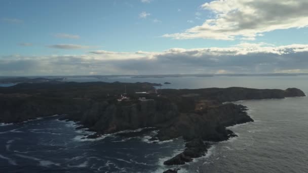 Luftaufnahme Einer Felsigen Atlantikküste Während Eines Bewölkten Sonnenuntergangs Aufgenommen Twillingate — Stockvideo