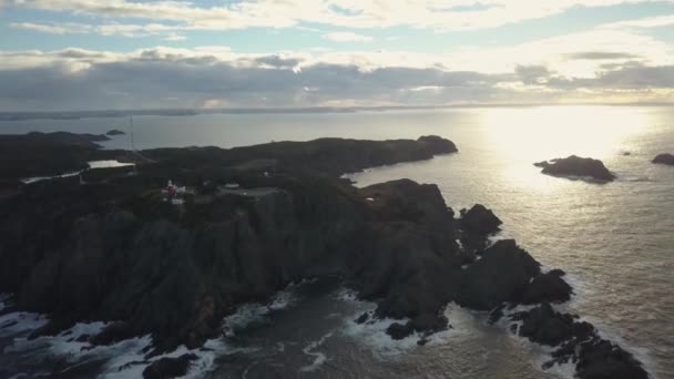 Letecký Pohled Skalnatém Pobřeží Atlantského Oceánu Během Zamračených Západ Slunce — Stock video