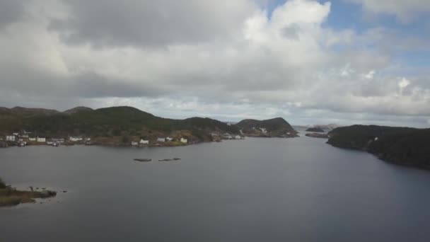 Veduta Aerea Una Piccola Città Una Costa Rocciosa Dell Oceano — Video Stock