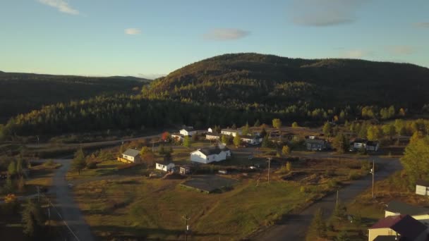 Luftaufnahme Einer Kleinen Stadt Einer Felsigen Atlantikküste Während Eines Strahlend — Stockvideo