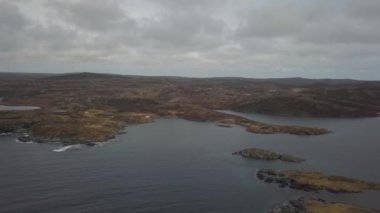 Bulutlu bir gün boyunca kayalık Bir Atlantik Okyanusu Kıyısında küçük bir kasabanın havadan görünümü. Quirpon, Newfoundland, Kanada'da alındı.