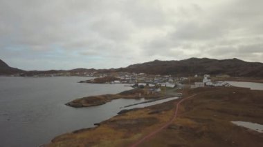 Bulutlu bir gün boyunca kayalık Bir Atlantik Okyanusu Kıyısında küçük bir kasabanın havadan görünümü. Quirpon, Newfoundland, Kanada'da alındı.