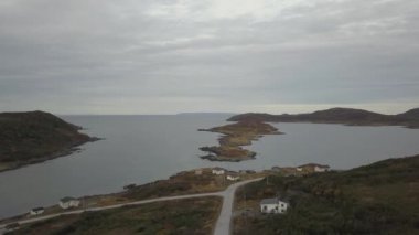 Bulutlu bir gün boyunca kayalık Bir Atlantik Okyanusu Kıyısında küçük bir kasabanın havadan görünümü. Quirpon, Newfoundland, Kanada'da alındı.