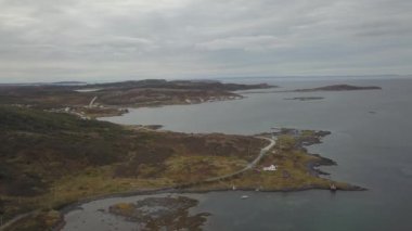 Bulutlu bir gün boyunca kayalık Bir Atlantik Okyanusu Kıyısında küçük bir kasabanın havadan görünümü. Quirpon, Newfoundland, Kanada'da alındı.