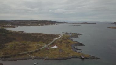 Bulutlu bir gün boyunca kayalık Bir Atlantik Okyanusu Kıyısında küçük bir kasabanın havadan görünümü. Quirpon, Newfoundland, Kanada'da alındı.