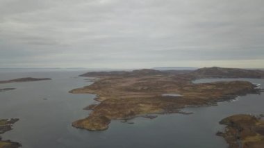 Hava panoramik bir bulutlu gün boyunca kayalık bir Atlantik Okyanusu kıyısında küçük bir kasaba. St. Anthony, yakınlarında kaz Cove Doğu Newfoundland, Canada alınan.
