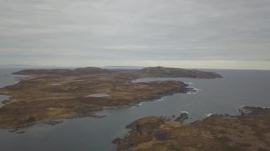Hava panoramik bir bulutlu gün boyunca kayalık bir Atlantik Okyanusu kıyısında küçük bir kasaba. St. Anthony, yakınlarında kaz Cove Doğu Newfoundland, Canada alınan.
