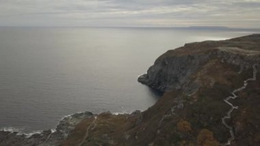 Bir bulutlu gün batımı sırasında kayalık bir Atlantik Okyanusu kıyılarının havadan görünümü. Yanmış Cape ekolojik alınan rezerv, Raleigh, Newfoundland, Canada.