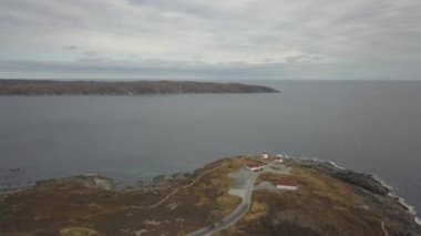 Bir bulutlu gün boyunca kayalık bir Atlantik Okyanusu kıyılarının havadan görünümü. St. Anthony, Newfoundland, Kanada'da alınan.