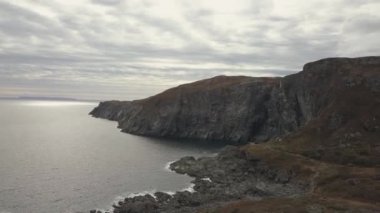 Bir bulutlu gün batımı sırasında kayalık bir Atlantik Okyanusu kıyılarının havadan görünümü. Yanmış Cape ekolojik alınan rezerv, Raleigh, Newfoundland, Canada.