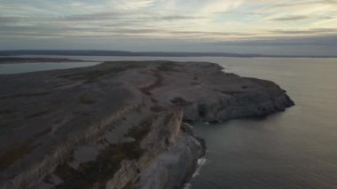 Bir bulutlu gün batımı sırasında kayalık bir Atlantik Okyanusu kıyılarının havadan görünümü. Yanmış Cape ekolojik alınan rezerv, Raleigh, Newfoundland, Canada.