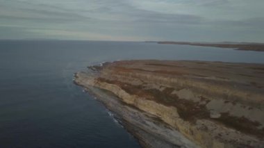 Bir bulutlu gün batımı sırasında kayalık bir Atlantik Okyanusu kıyılarının havadan görünümü. Yanmış Cape ekolojik alınan rezerv, Raleigh, Newfoundland, Canada.