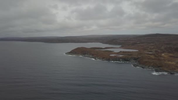 Bulutlu Bir Gün Boyunca Kayalık Bir Atlantik Okyanusu Kıyısında Küçük — Stok video