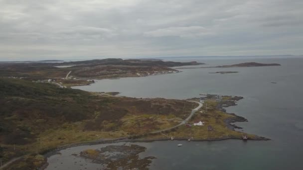 Luftaufnahme Einer Kleinen Stadt Einer Felsigen Atlantikküste Während Eines Bewölkten — Stockvideo