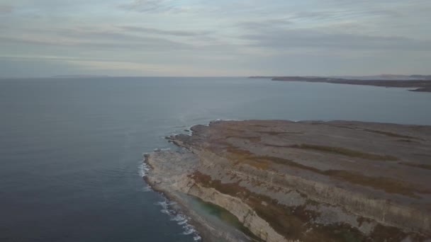 曇り日没時に岩の多い大西洋岸の空撮 リザーブ ローリー ニューファンドランド カナダ焼け岬生態の撮影 — ストック動画