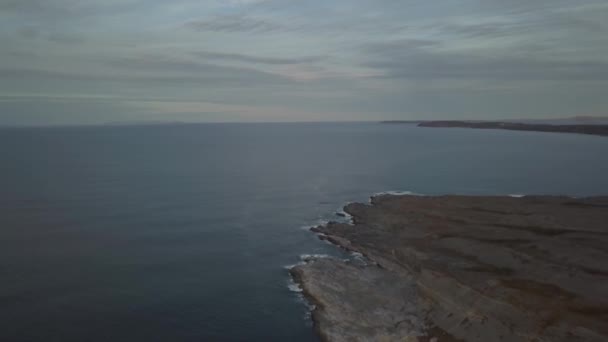 Luftaufnahme Einer Felsigen Atlantikküste Während Eines Bewölkten Sonnenuntergangs Aufgenommen Verbranntem — Stockvideo