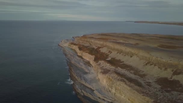 Widok Lotu Ptaka Skalistego Wybrzeża Oceanu Atlantyckiego Podczas Zachmurzony Zachód — Wideo stockowe