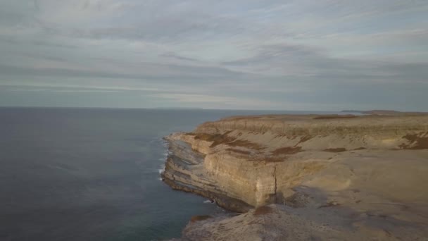Bir Bulutlu Gün Batımı Sırasında Kayalık Bir Atlantik Okyanusu Kıyılarının — Stok video